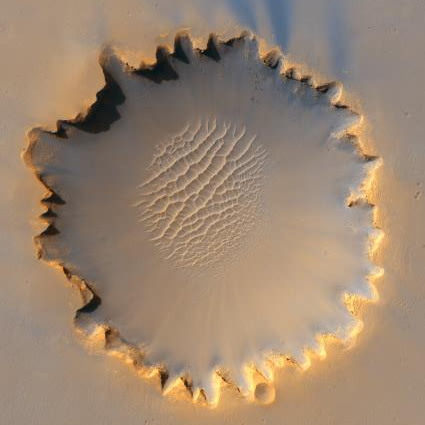 Есть ли жизньна марсе? Марс не перестает нас удивлять. С каждым новым открытием мы понимает, сколько загадок таит в себе эта планета. Далее можете увидеть небольшую подборку фотографий с Марса, сделанных специальной космической техникой. (7 фото)