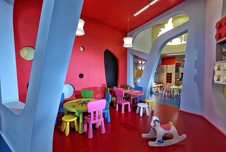 Детский сад в Греции: интерьер как часть игры