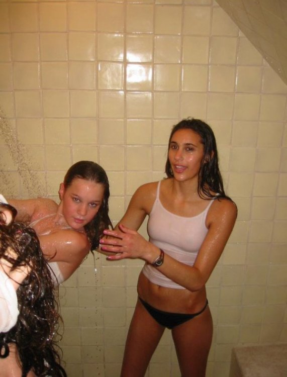 Девушки в мокрой одежде (28 фото)