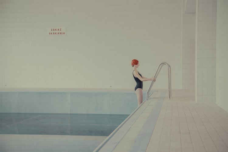 Минимализм в пастельных тонах – фотосерия Марии Сварбовой «Плавательный бассейн»