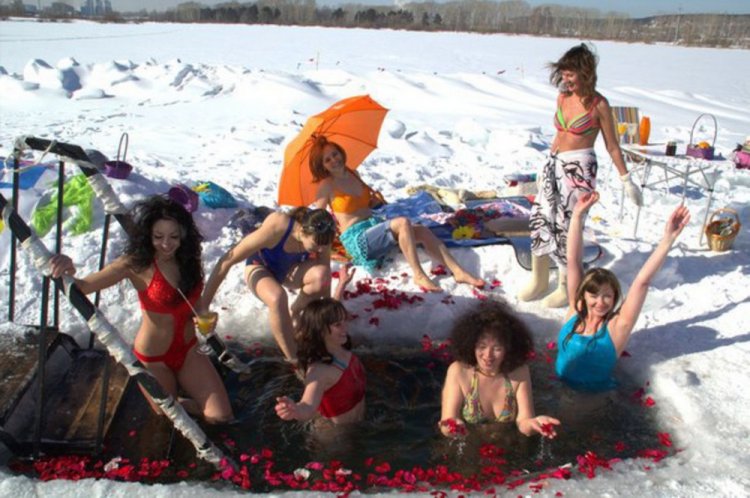 Сибирячки устроили фотосессию в купальниках у проруби в честь 8 марта