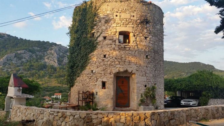 Современный дом в 250-летней мельнице на острове в Хорватии