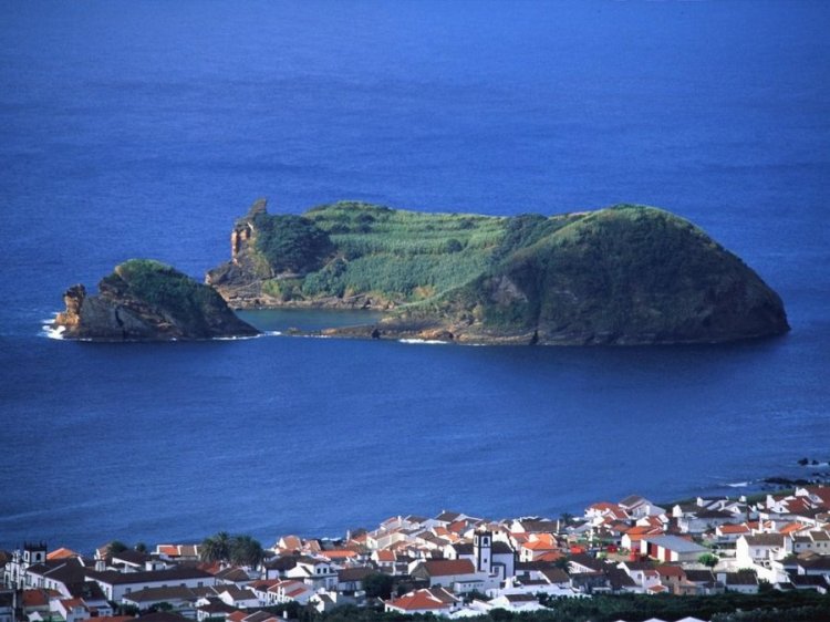 Необитаемый островок Вила-Франка-ду-Кампу