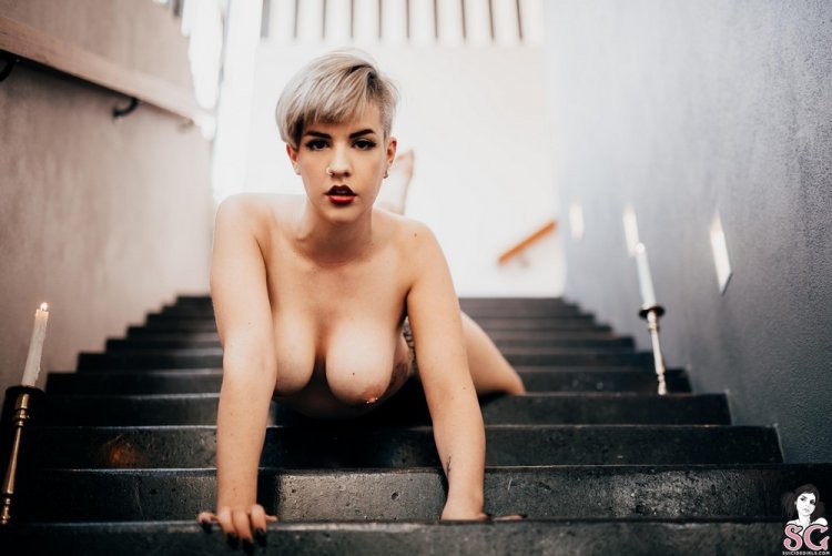 Татуированная Twitchling позирует на лестнице