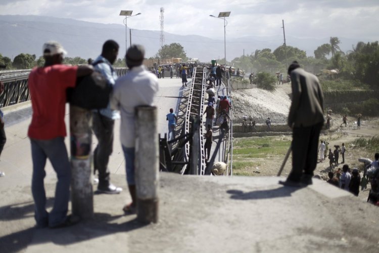 Опасная переправа по рухнувшему мосту в Гаити