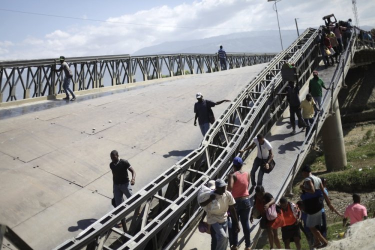 Опасная переправа по рухнувшему мосту в Гаити