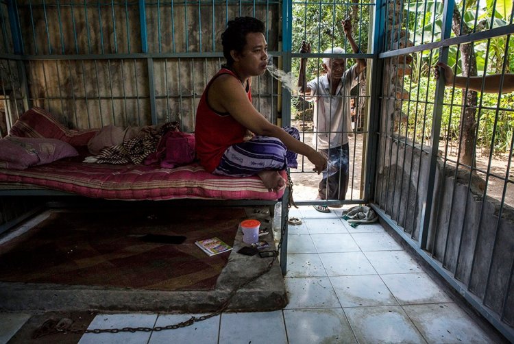 Непростая жизнь людей с психическими отклонениями в Индонезии