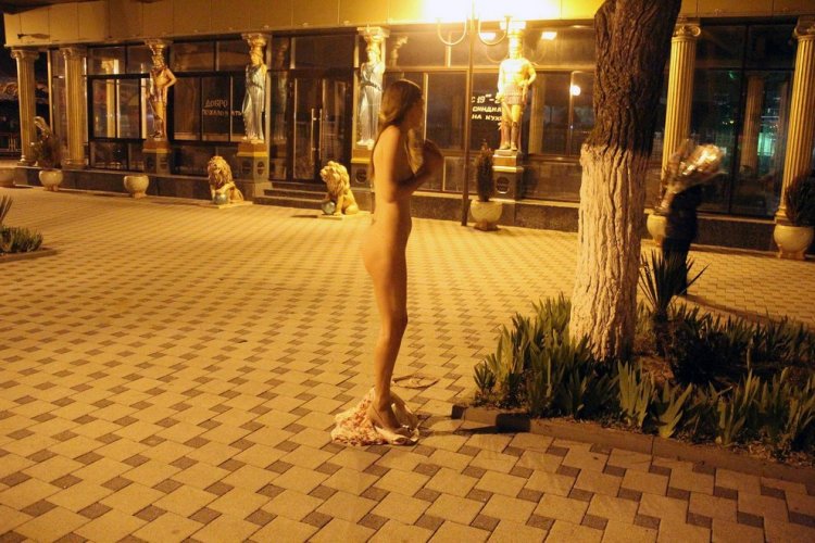 Обнаженная девушка на улицах ночной Анапы