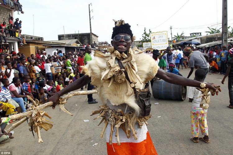 Воспоминания о рабстве: карнавал с жестокими сценами в Кот-д&apos;Ивуар