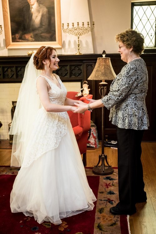 Невеста вышла замуж в том же платье, что её бабушка и мама