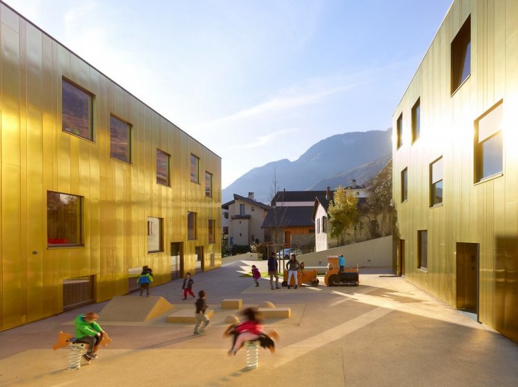Комплекс из детского сада и яслей в Швейцарских Альпах