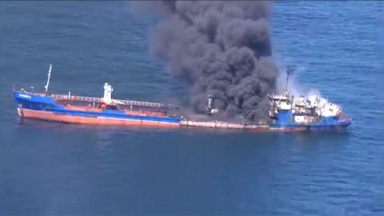 Пожар на российском танкере в Каспийском море