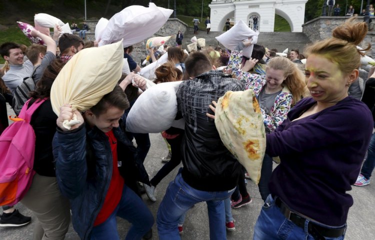 Масштабный бой подушками в Киеве