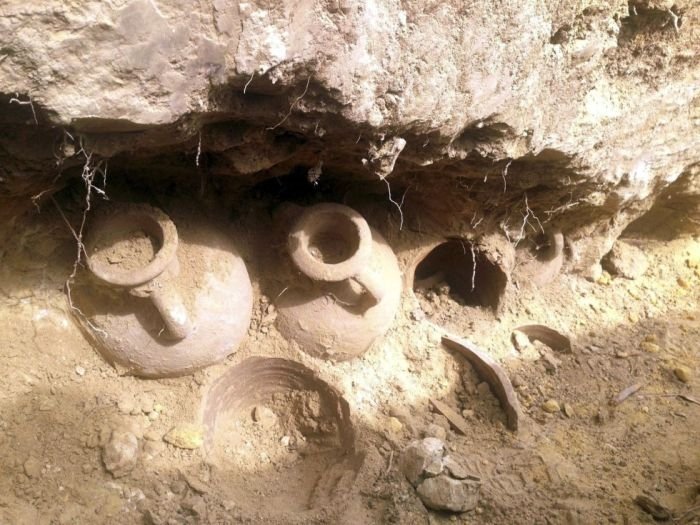 В Испании строители нашли древний клад - 10 фото