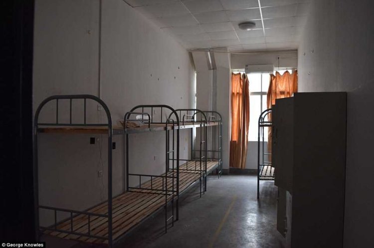 Жуткие общежития, в которых жили сборщики iPhone