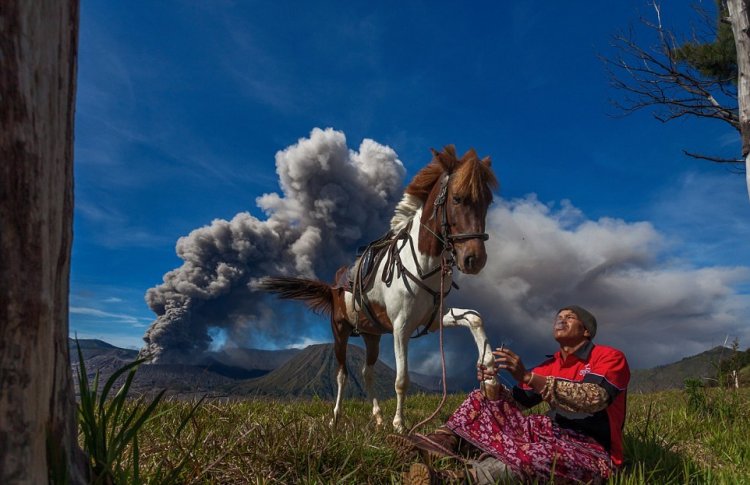 Смелый индонезийский народ, живущий вблизи извергающегося вулкана