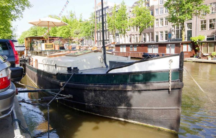 Плавучий дом на барже в центре Амстердама