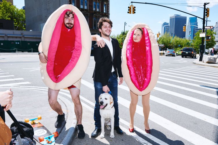Пара в костюмах вагины собирает средства на благотворительность в Нью-Йорке