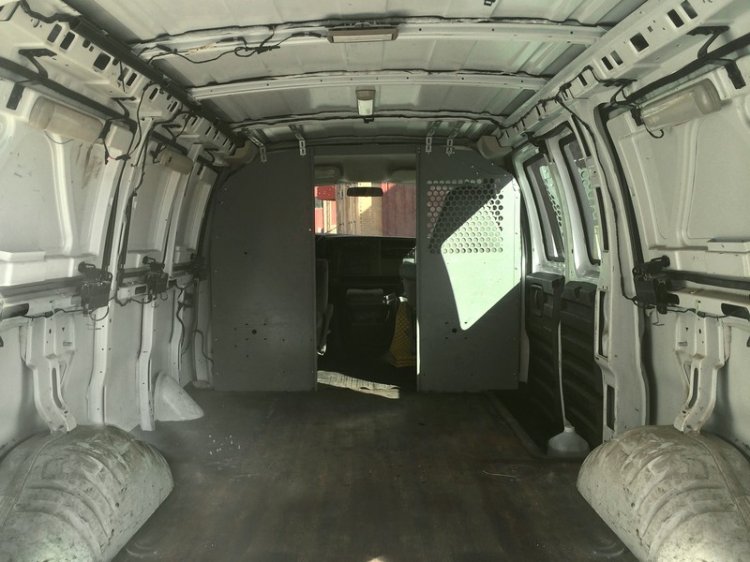 Молодой режиссер превратил ржавый фургон в мобильную студию