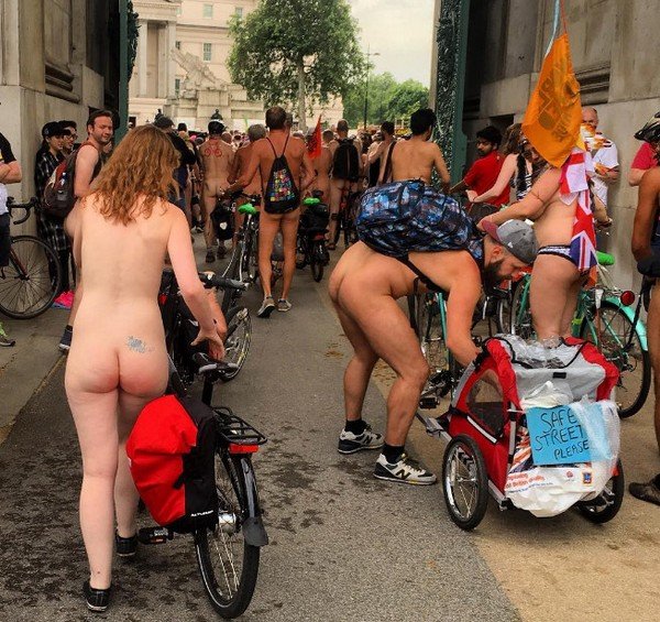 Голые велосипедисты проехали по улицам Лондона