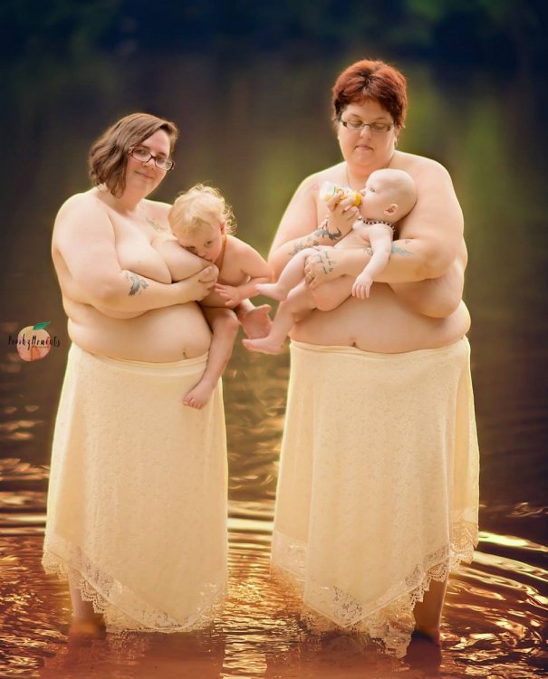 Кормящие матери сфотографировались в реке, чтобы рассказать свои истории