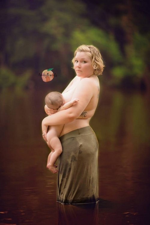 Кормящие матери сфотографировались в реке, чтобы рассказать свои истории
