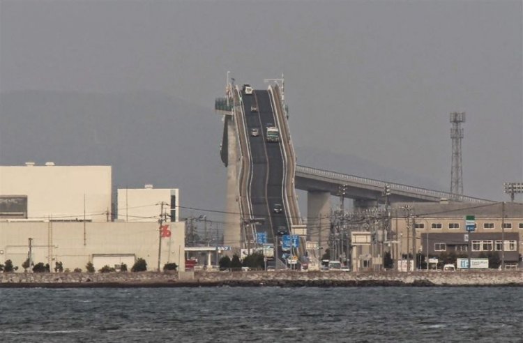 Это не аттракцион, а сумасшедший мост в Японии (фото)