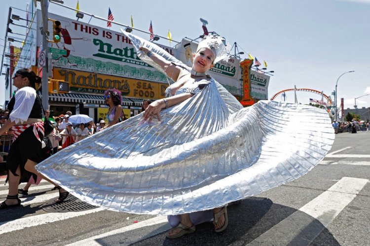 Ежегодный парад русалок в Бруклине