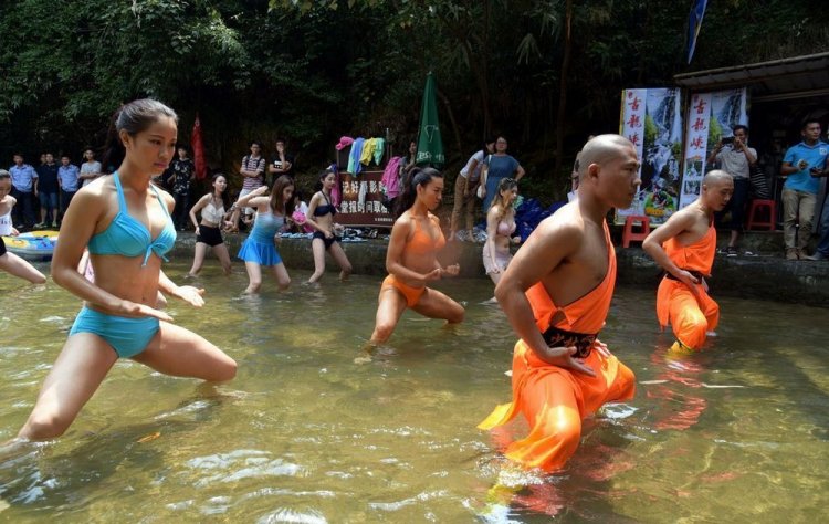 Монахи из Шаолиня обучили кунг-фу спасателей в бикини