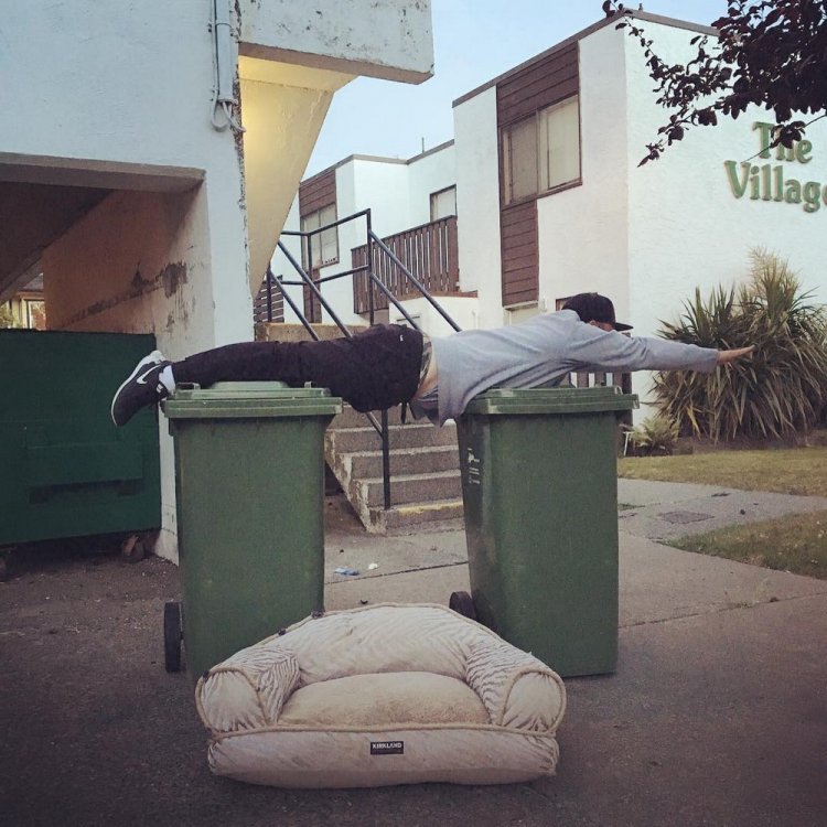 Путешественник занимается йогой среди мусора