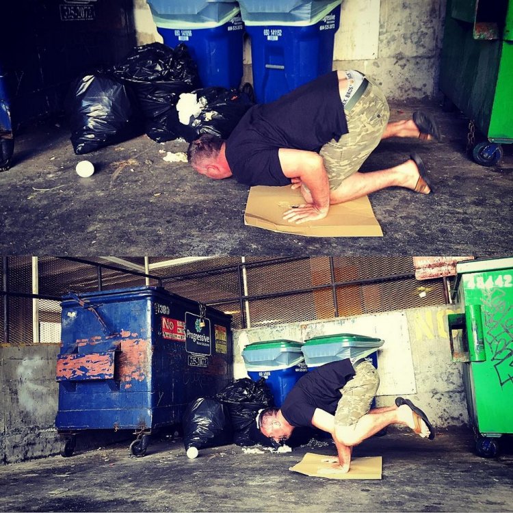 Путешественник занимается йогой среди мусора
