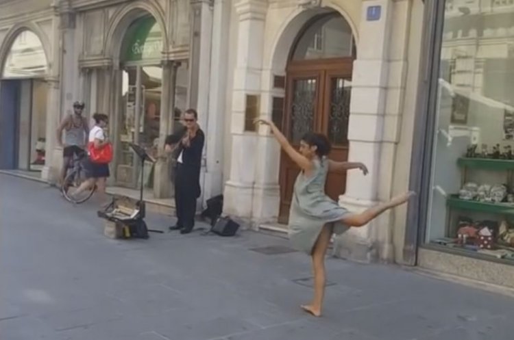 Гибкая девушка покорила сеть своим внезапным уличным танцем (видео)