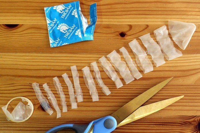 Полезные способы использования презервативов не по назначению