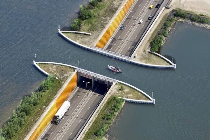 В Голландии построили водный мост, который ломает все законы физики (фото)