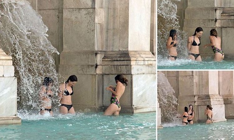 Римляне возмущены купанием туристок в фонтане 17-го века