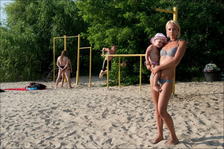 Украинцы на детских площадках в фотопроекте «Майданчик»
