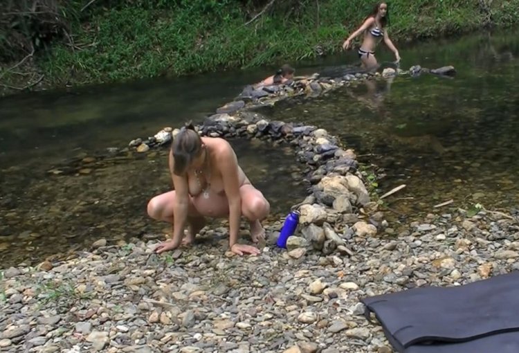 Видео родов американки в лесной реке посмотрели 52 млн человек