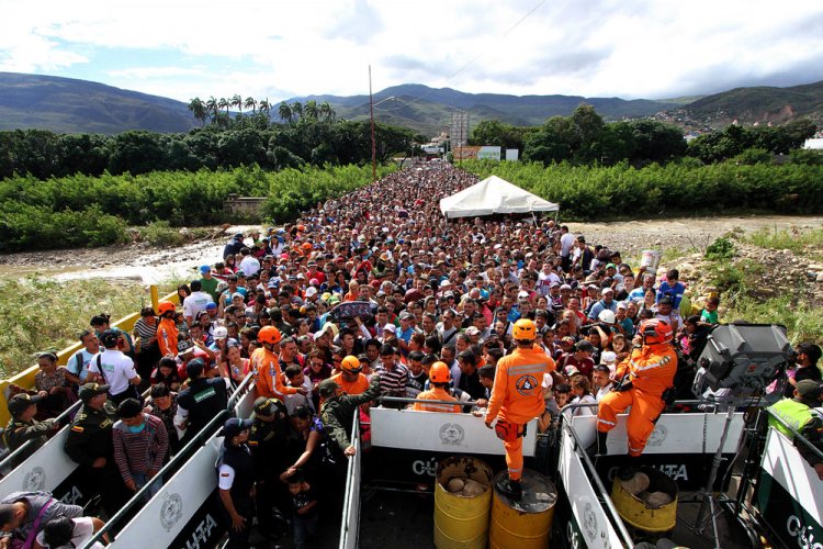 Тысячи венесуэльцев отправились в Колумбию за едой