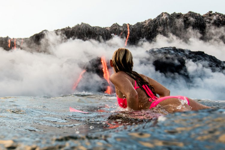 Плаванье в океане с лавой на Гавайях