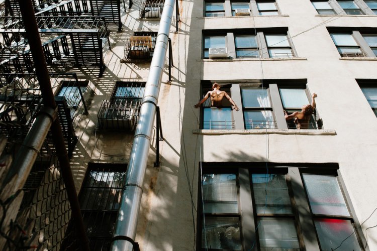 Интимные отношения девушек с городом в фотокниге «Трахая Нью-Йорк»