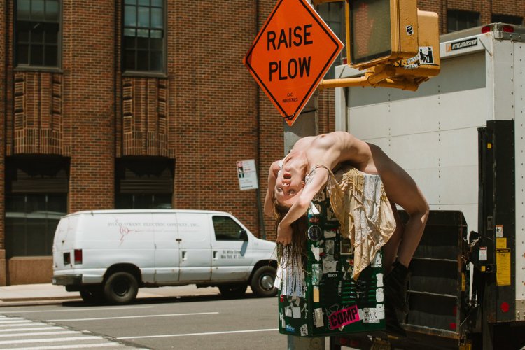 Интимные отношения девушек с городом в фотокниге «Трахая Нью-Йорк»
