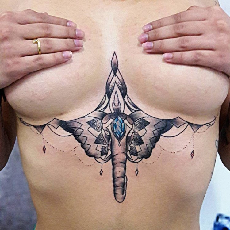 Татуировки между женской груди