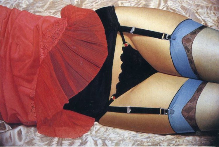 Женские бедра в нижнем белье на картинах Джона Касера