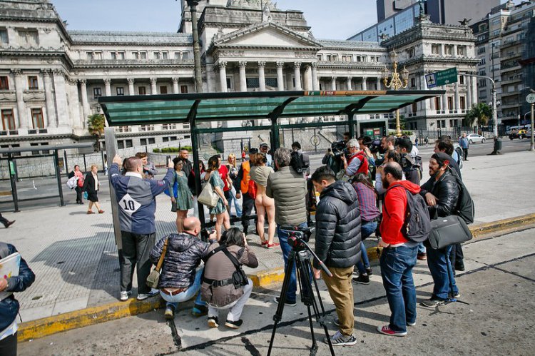Женщины разделись догола перед парламентом Аргентины