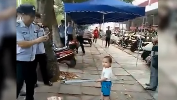 Полиция в полном шоке от того, что предпринял этот 3-летний малыш… (видео)