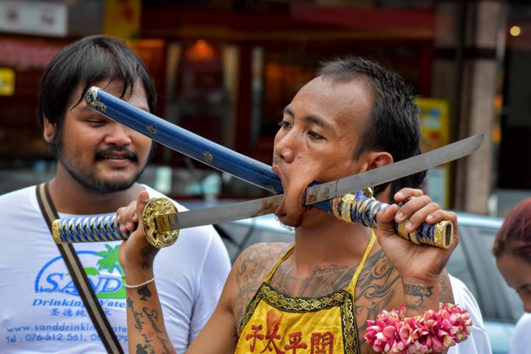 Слабонервным отойти от экрана! В Таиланде проходит ежегодный кровавый фестиваль Девяти императоров (видео, фото)