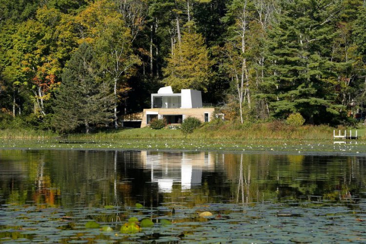 Дом у озера в США