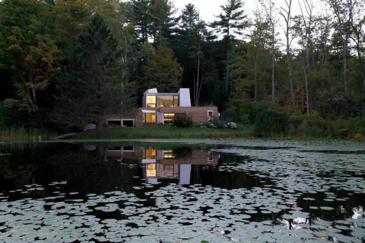 Дом у озера в США