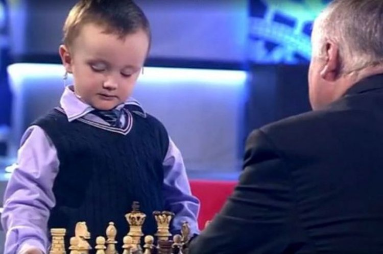 Трехлетний Миша сыграл в шахматы с Анатолием Карповым (видео)