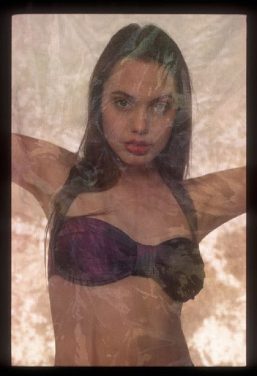 Откровенная фотосессия 16-летней Анджелины Джоли взорвала Сеть! (фото)